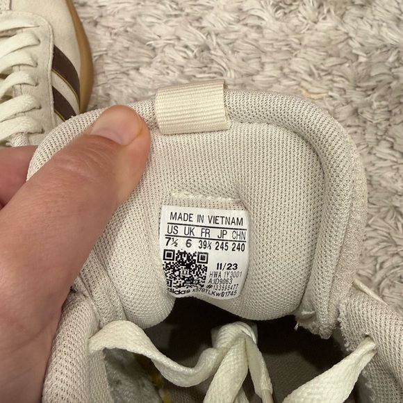 Adidas suede sneakers with gum sole, women’s size US 7.5 / EU 39 1/3 - Picture 7 of 7